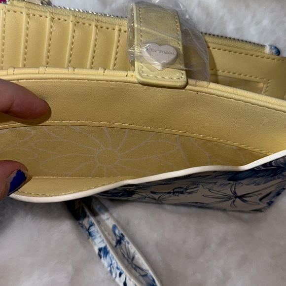 Betsey Johnson NWT STUNNING Blue Floral/Yellow Wallet/Wristlet spring 2025 - Picture 8 of 9